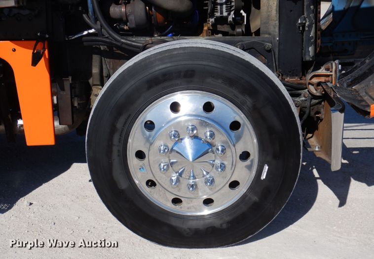 image for item IM9865 2005 Peterbilt 379  semi truck