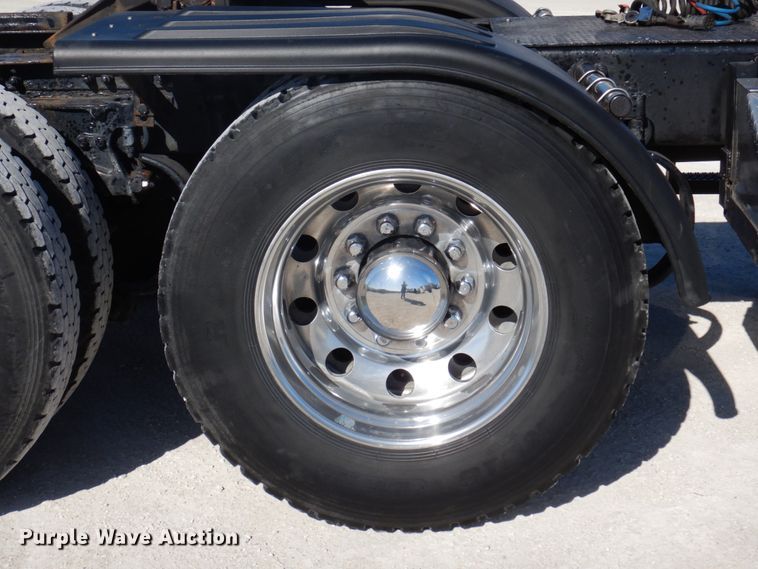 image for item IM9865 2005 Peterbilt 379  semi truck