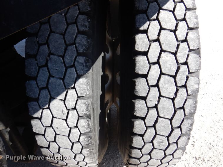 image for item IM9865 2005 Peterbilt 379  semi truck