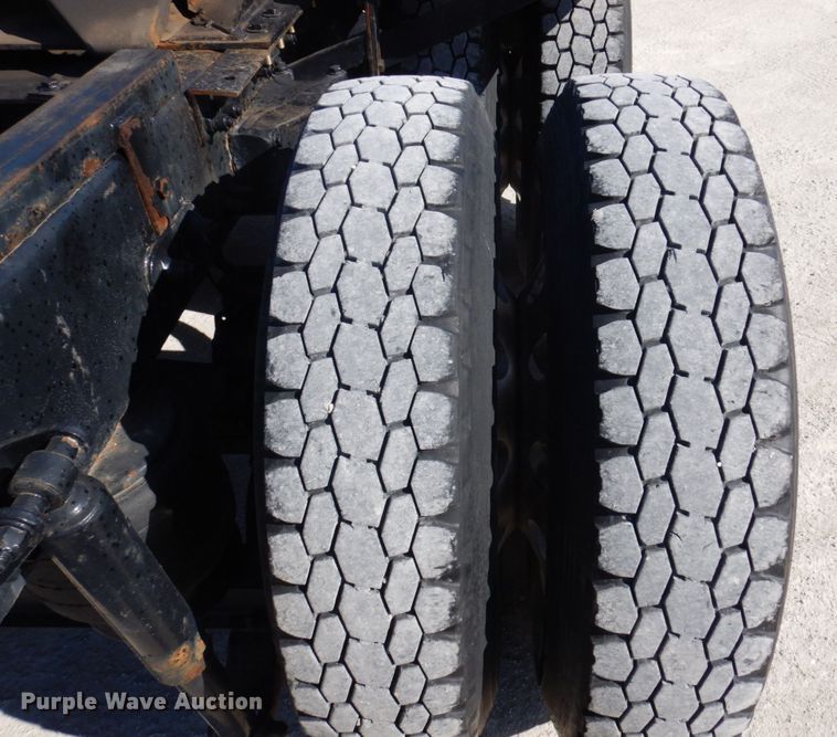 image for item IM9865 2005 Peterbilt 379  semi truck