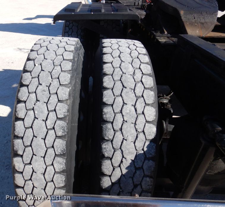 image for item IM9865 2005 Peterbilt 379  semi truck