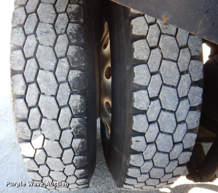 image for item IM9865 2005 Peterbilt 379  semi truck