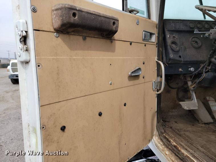 image for item JE9931 1974 International Transtar 4300  semi truck