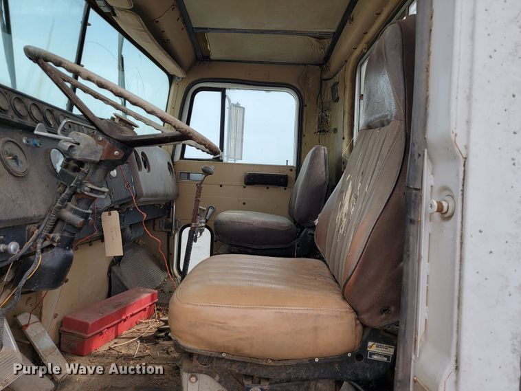 image for item JE9931 1974 International Transtar 4300  semi truck