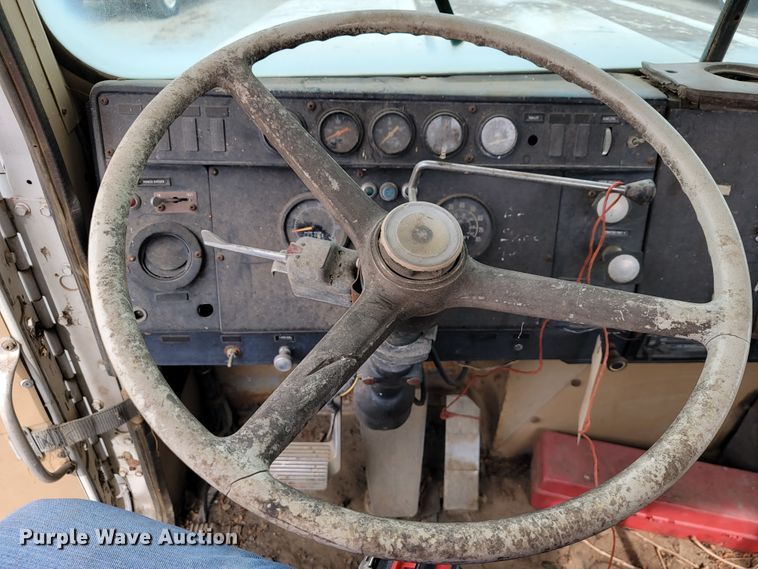 image for item JE9931 1974 International Transtar 4300  semi truck