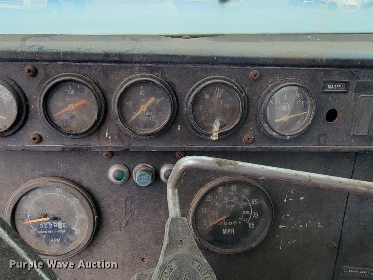 image for item JE9931 1974 International Transtar 4300  semi truck