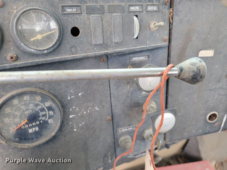 image for item JE9931 1974 International Transtar 4300  semi truck