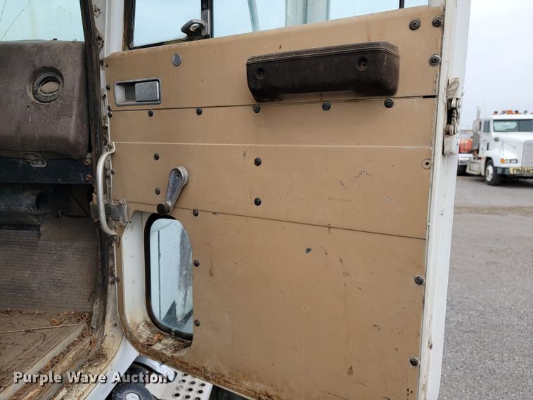 image for item JE9931 1974 International Transtar 4300  semi truck