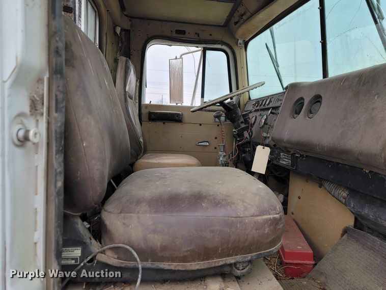 image for item JE9931 1974 International Transtar 4300  semi truck