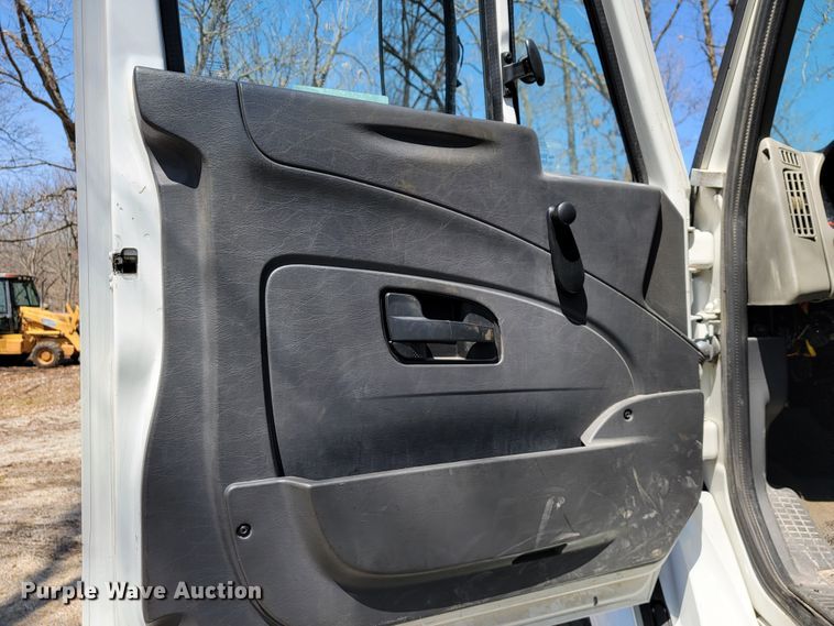 image for item JF9025 2016 International TranStar 8600  semi truck