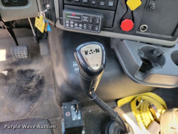 image for item JF9025 2016 International TranStar 8600  semi truck