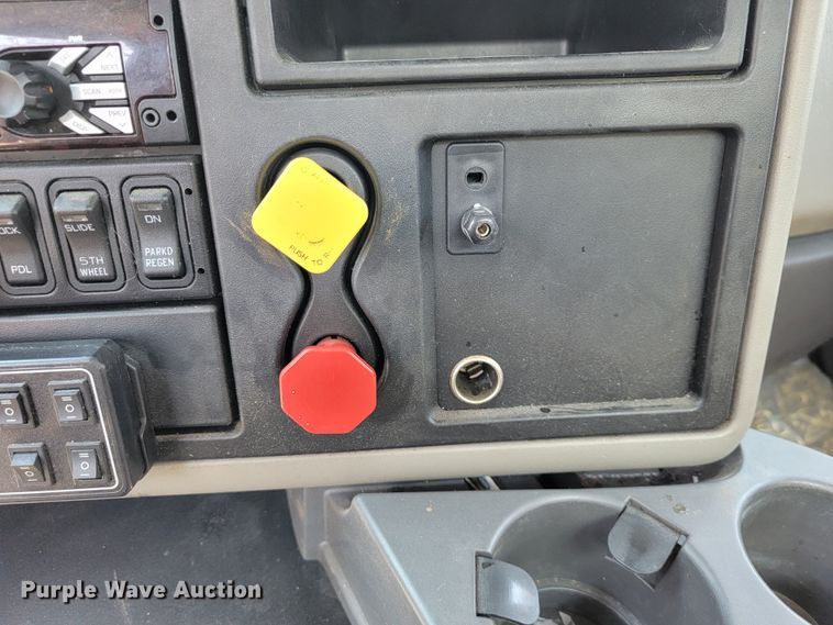 image for item JF9025 2016 International TranStar 8600  semi truck