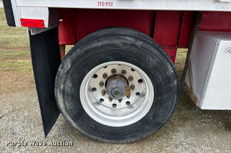 image for item JH9239 2006 Transcraft  flatbed trailer