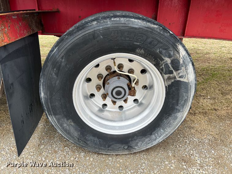 image for item JH9239 2006 Transcraft  flatbed trailer