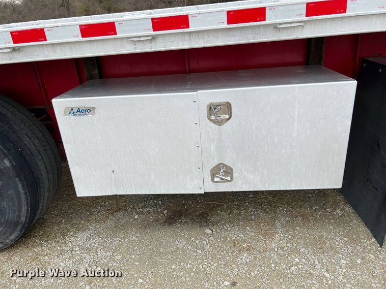 image for item JH9239 2006 Transcraft  flatbed trailer