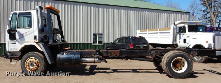 image for item JK9449 1990 Ford CF8000  truck cab and chassis