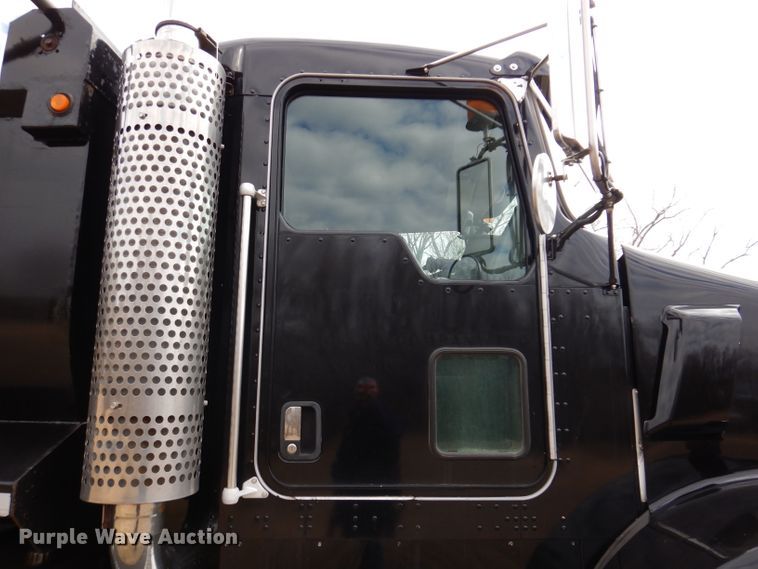 image for item JK9450 2003 Kenworth T800  dump truck