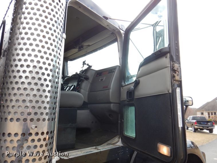 image for item JK9450 2003 Kenworth T800  dump truck