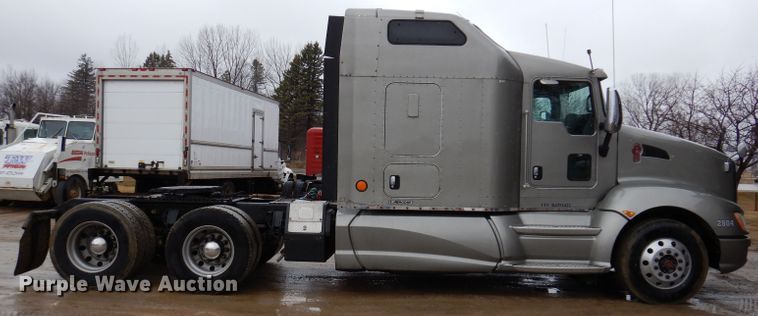 image for item JK9466 2011 Kenworth T600  semi truck