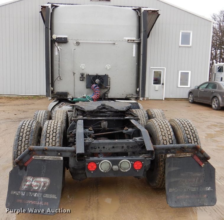 image for item JK9466 2011 Kenworth T600  semi truck