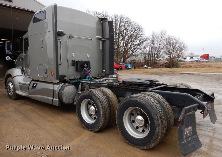 image for item JK9466 2011 Kenworth T600  semi truck