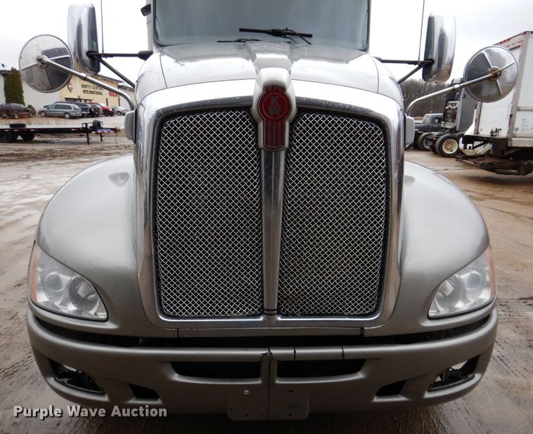 image for item JK9466 2011 Kenworth T600  semi truck