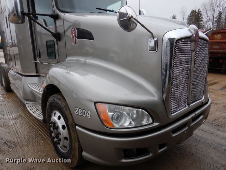 image for item JK9466 2011 Kenworth T600  semi truck