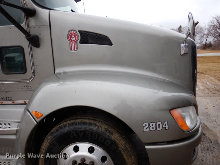image for item JK9466 2011 Kenworth T600  semi truck