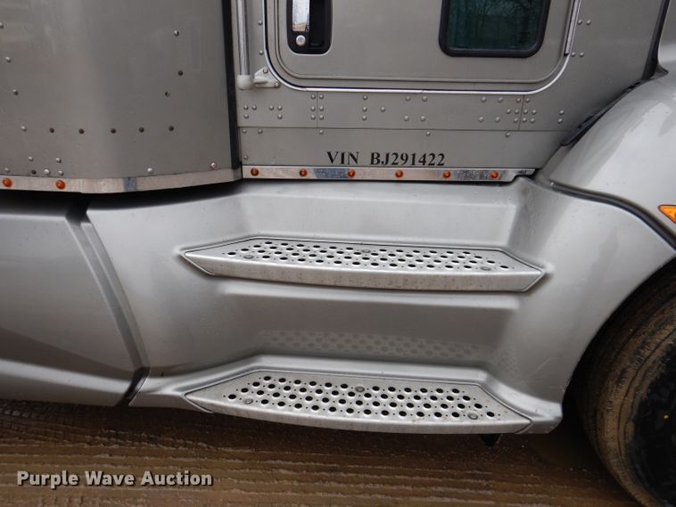 image for item JK9466 2011 Kenworth T600  semi truck