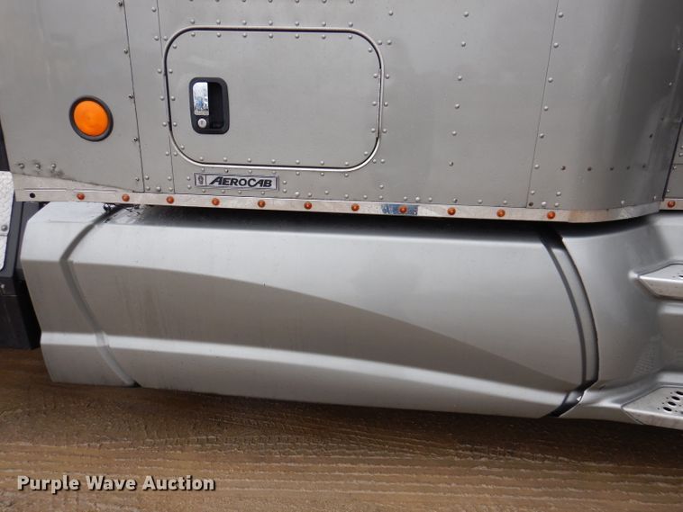 image for item JK9466 2011 Kenworth T600  semi truck