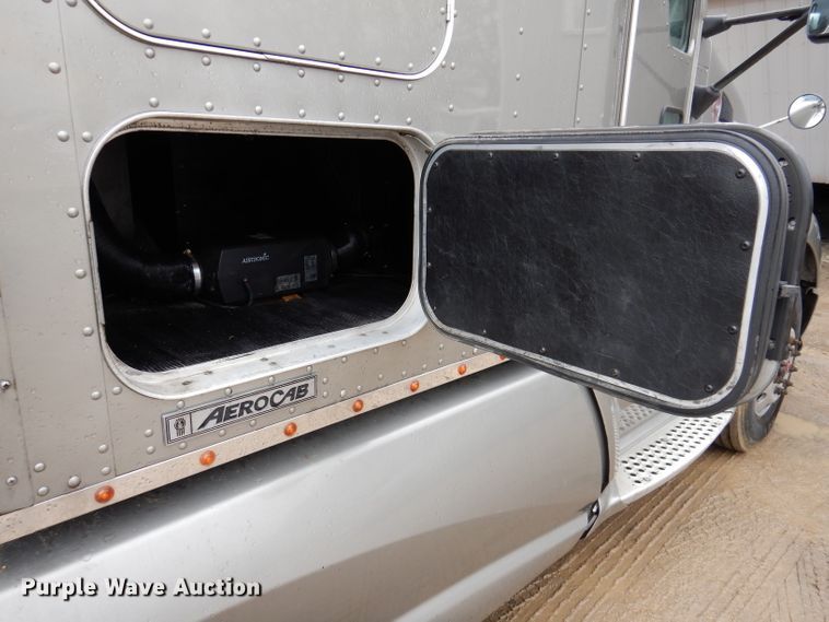 image for item JK9466 2011 Kenworth T600  semi truck