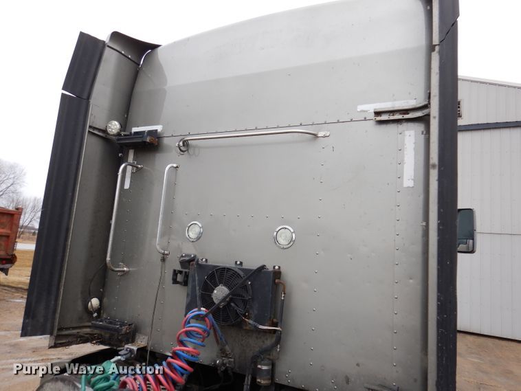 image for item JK9466 2011 Kenworth T600  semi truck