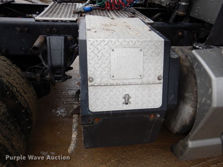 image for item JK9466 2011 Kenworth T600  semi truck