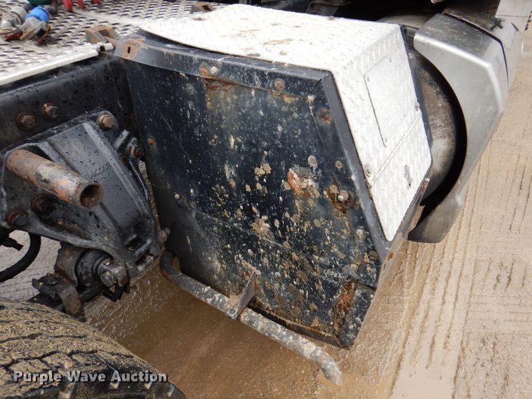 image for item JK9466 2011 Kenworth T600  semi truck