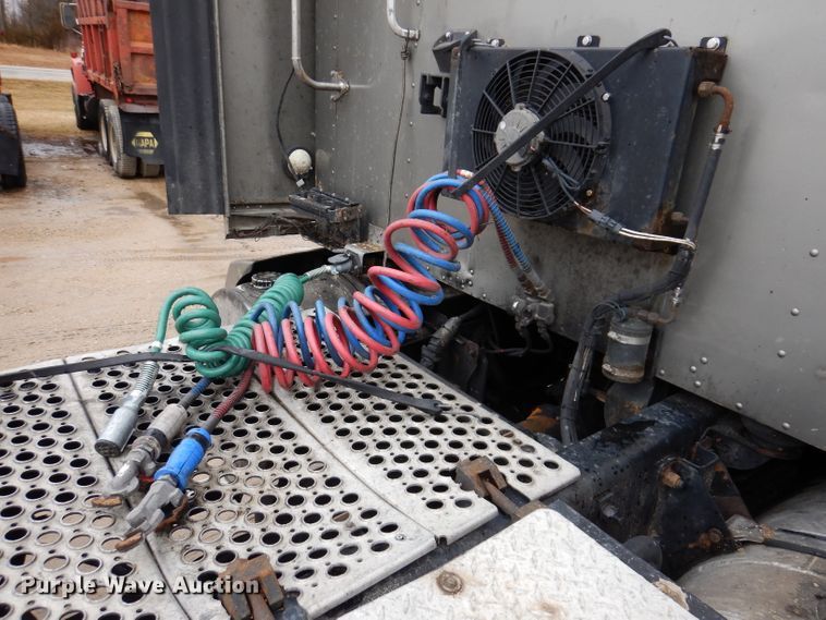 image for item JK9466 2011 Kenworth T600  semi truck