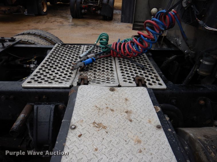 image for item JK9466 2011 Kenworth T600  semi truck