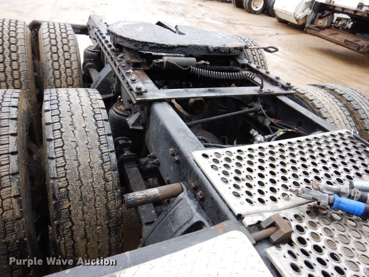 image for item JK9466 2011 Kenworth T600  semi truck