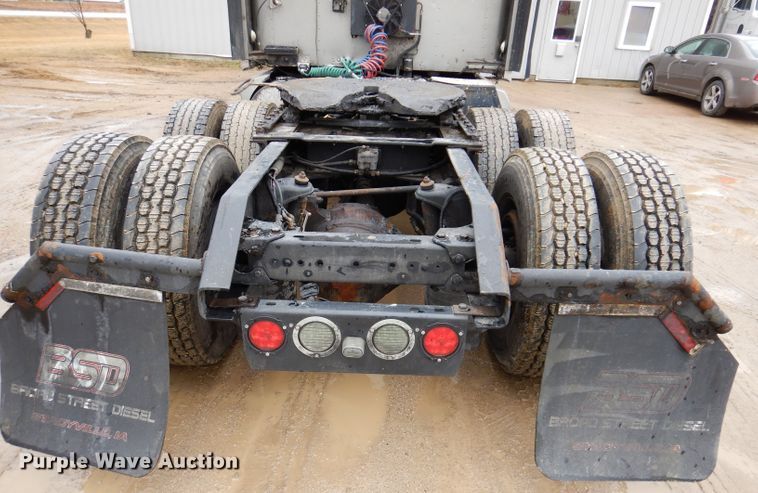 image for item JK9466 2011 Kenworth T600  semi truck