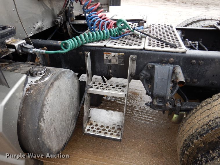 image for item JK9466 2011 Kenworth T600  semi truck