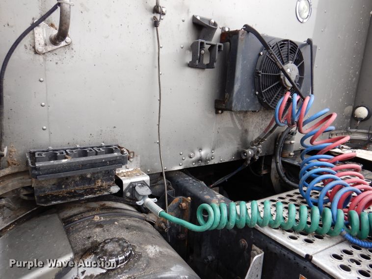 image for item JK9466 2011 Kenworth T600  semi truck