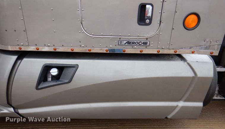 image for item JK9466 2011 Kenworth T600  semi truck