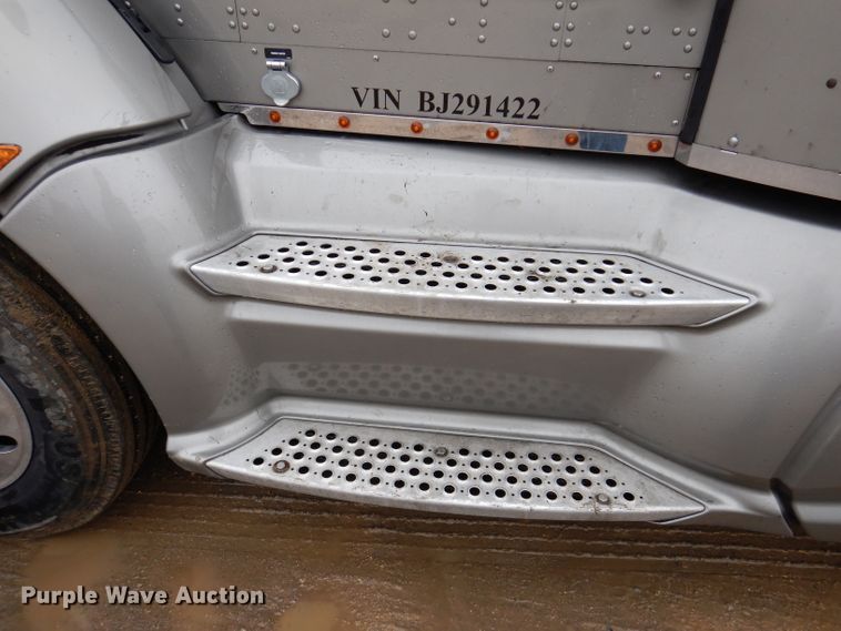 image for item JK9466 2011 Kenworth T600  semi truck