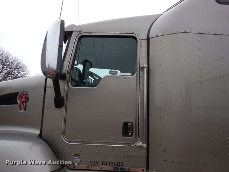 image for item JK9466 2011 Kenworth T600  semi truck