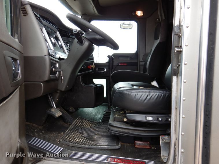 image for item JK9466 2011 Kenworth T600  semi truck