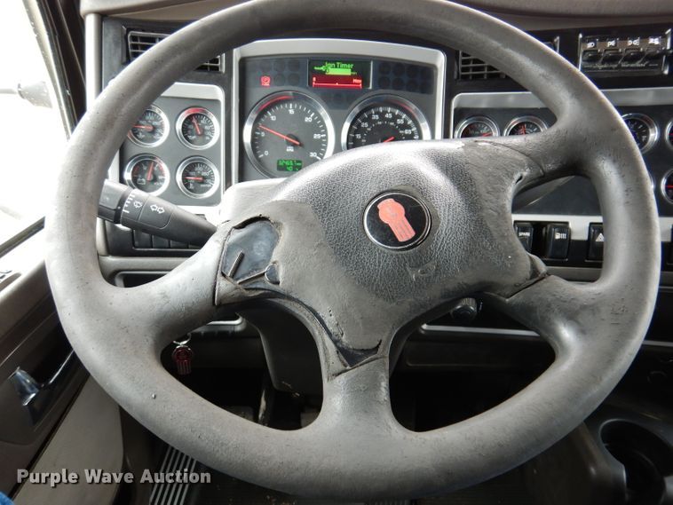 image for item JK9466 2011 Kenworth T600  semi truck