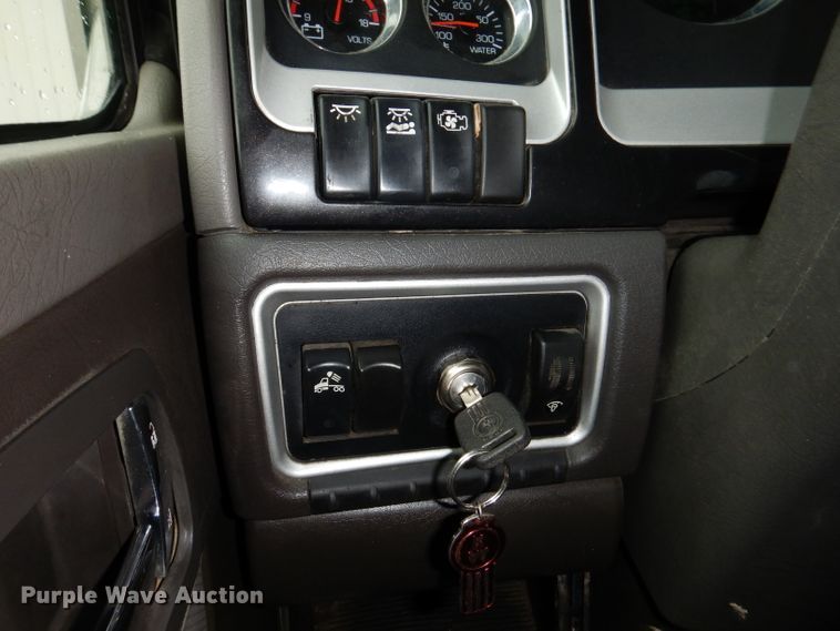 image for item JK9466 2011 Kenworth T600  semi truck