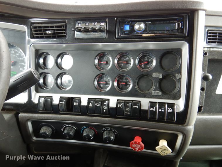 image for item JK9466 2011 Kenworth T600  semi truck