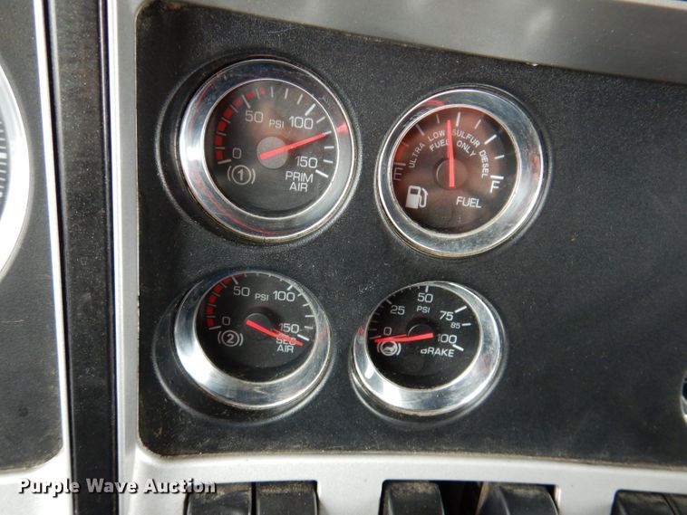 image for item JK9466 2011 Kenworth T600  semi truck