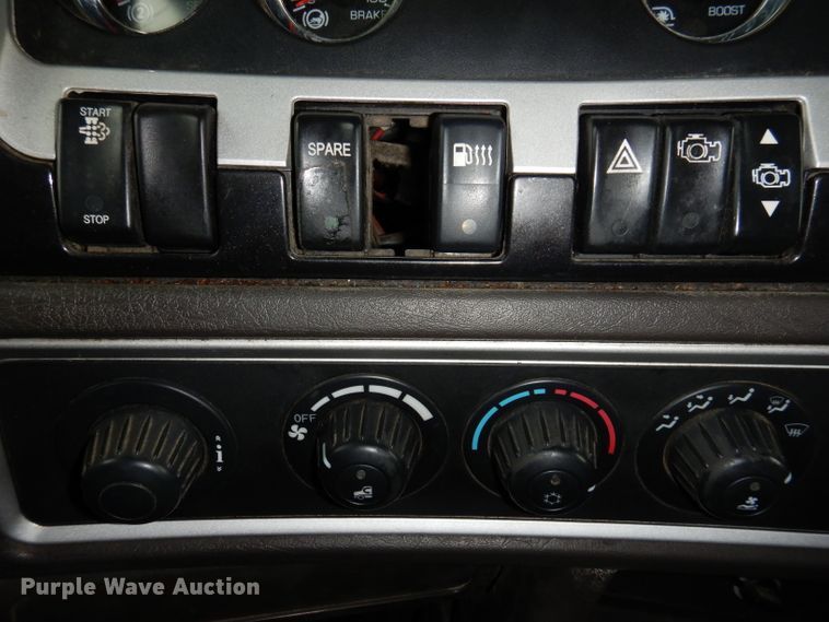 image for item JK9466 2011 Kenworth T600  semi truck