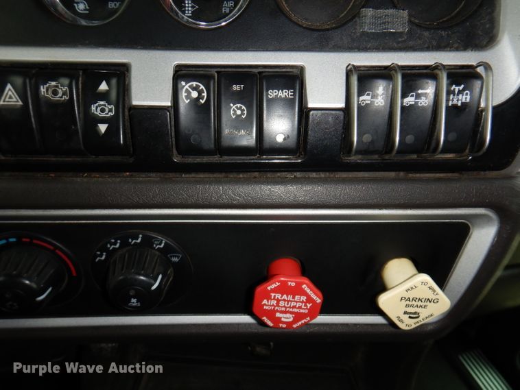 image for item JK9466 2011 Kenworth T600  semi truck